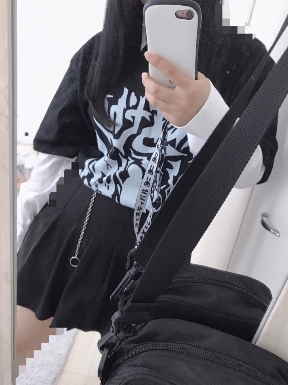 「シンプルコーデ、ピープス女子、GU、シャツスタイル、黒、black、チェーンベルト、モノトーン」｜「イソ(ベ)マスヲのアイテム（トップス、ブラック系）」を使った、瑚白さん（レディース・150cm）の夏コーディネートの1枚目の写真
