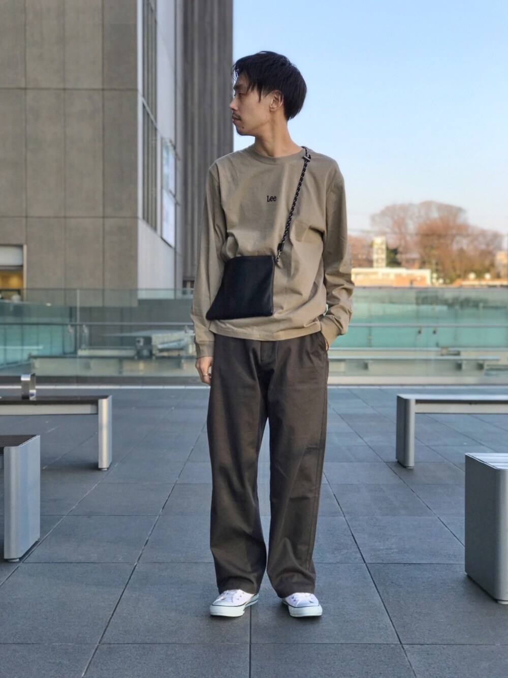 「ベージュ、beige、LEE、リー、コンバース、converse、サコッシュ、ワイドパンツ、ワントーンコーデ、おしゃれさんと繋がりたい」｜「Leeの【Lee/リー】×CIAOPANIC　TYPYミニロゴTシャツ（Tシャツ/カットソー、ベージュ系）」を使った、__k2_mtさん（メンズ・173cm）の春コーディネートの1枚目の写真