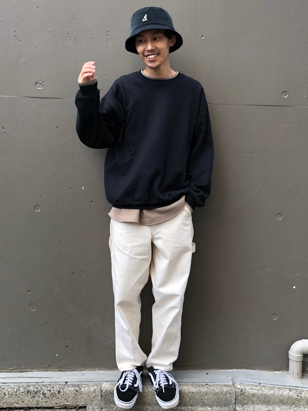 ブラック系のスウェット、ホワイト系のTシャツ/カットソー、ホワイト系のパンツを着用したメンズの秋コーディネートの1枚目の写真