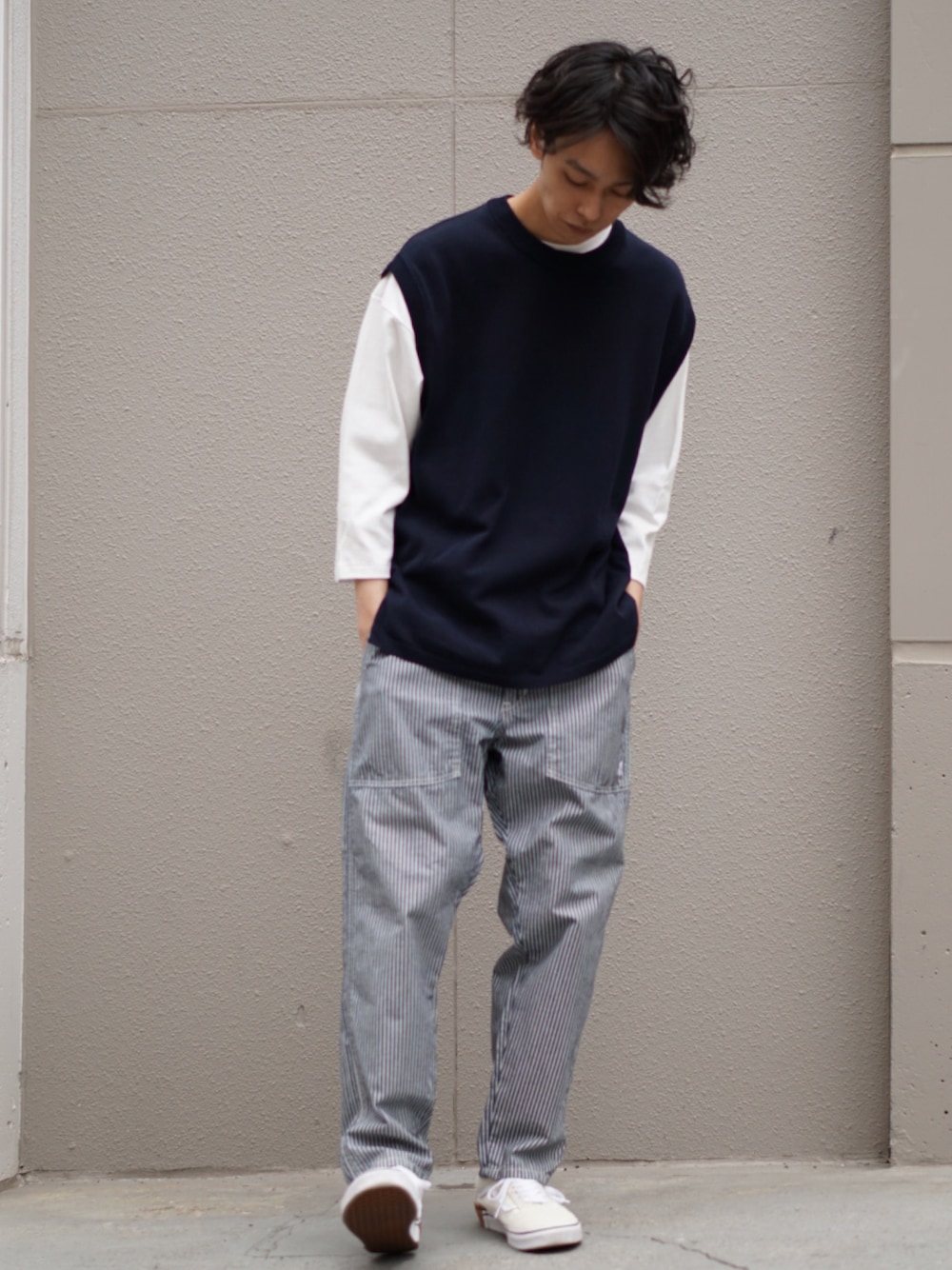「ニットベスト、ビックシルエット、春、LEE、VANS、oldskool、ヒッコリー、デニム、7分袖、ネイビー」｜「CIAOPANIC TYPYのコットン強撚ニットベスト（ベスト、ブルー系）」を使った、__k2_mtさん（メンズ・173cm）の春コーディネートの1枚目の写真