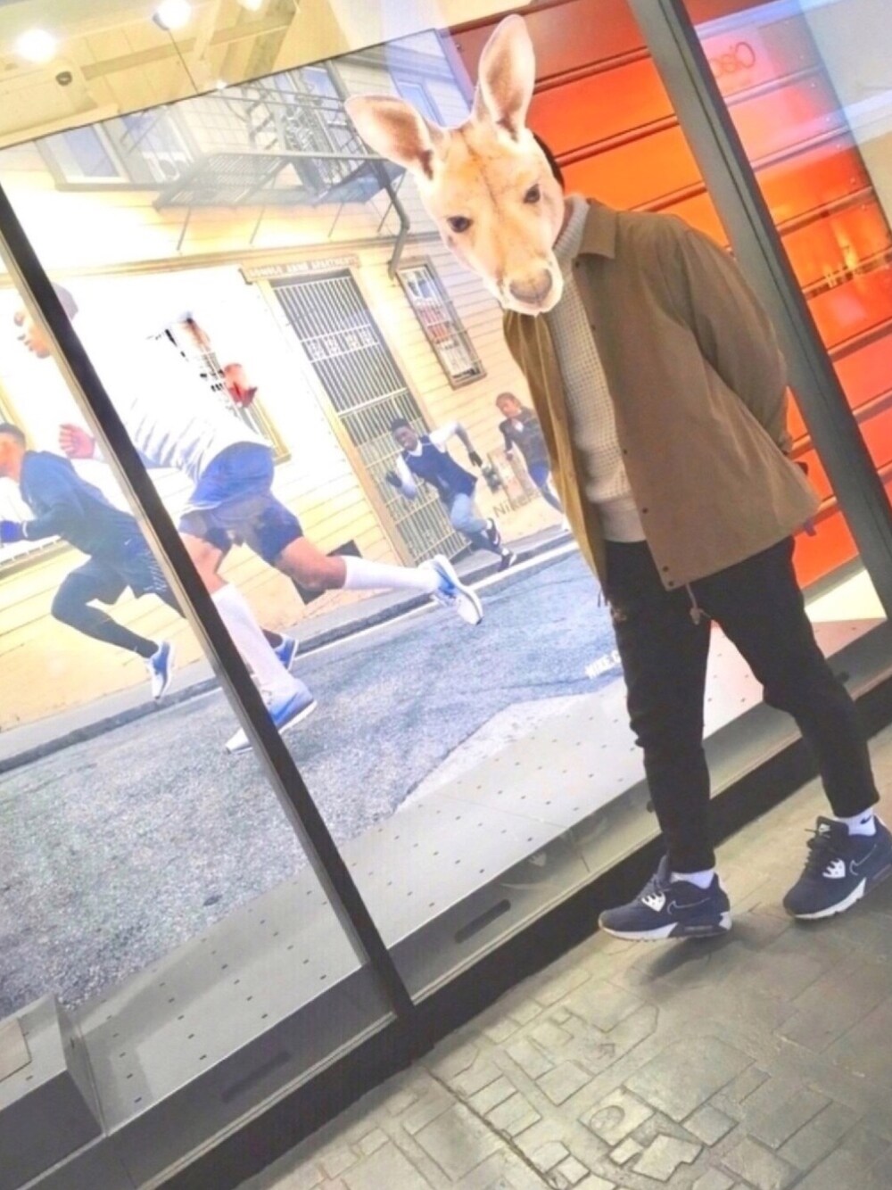 ベージュ系のその他アウター、ホワイト系のニット/セーター、ブラック系のその他パンツを着用したメンズの冬コーディネートの1枚目の写真
