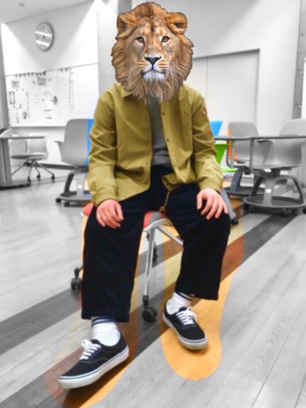 ベージュ系のその他アウター、シルバー系のニット/セーター、ブラック系のその他パンツを着用したメンズの春コーディネートの1枚目の写真