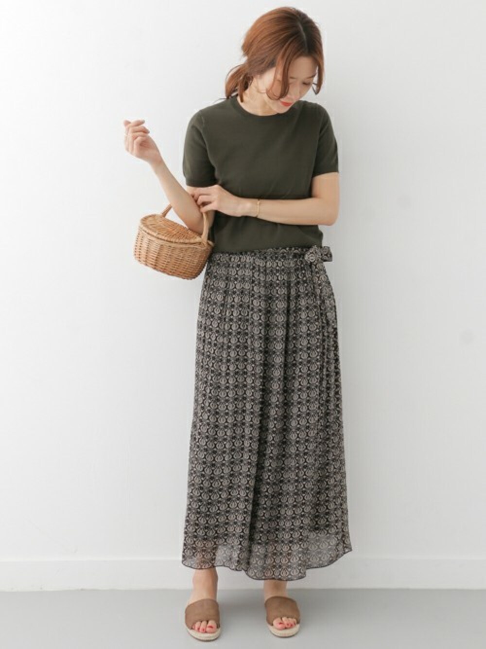 「大人カジュアル、ロングスカート、soil、リラックススタイル、コットンニット、カジュアルコーデ、URBAN RESEARCH DOORS、オトナカジュアル、URBAN RESEARCH DOORS WOMENS、ソイル」｜「URBAN RESEARCH DOORS WOMENSのDOORS ホースヘアジュートサンダル（サンダル、ベージュ系）」を使った、DOORS WOMENSさん（レディース・168cm）の春コーディネートの1枚目の写真
