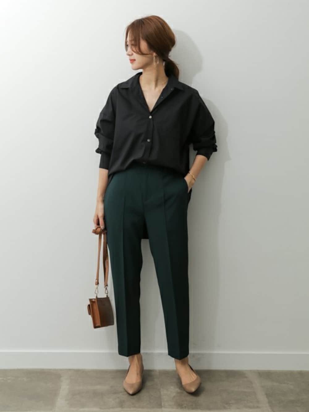 グリーン系のその他パンツ、ブラック系のシャツ/ブラウス、その他のその他を着用したレディースの秋コーディネートの1枚目の写真