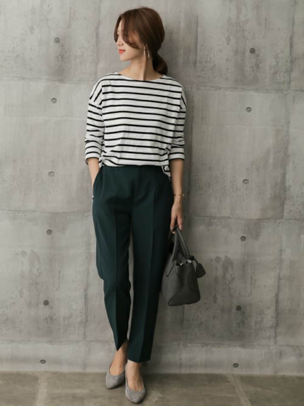 グリーン系のその他パンツ、ホワイト系のTシャツ/カットソー、その他のその他を着用したレディースの秋コーディネートの1枚目の写真