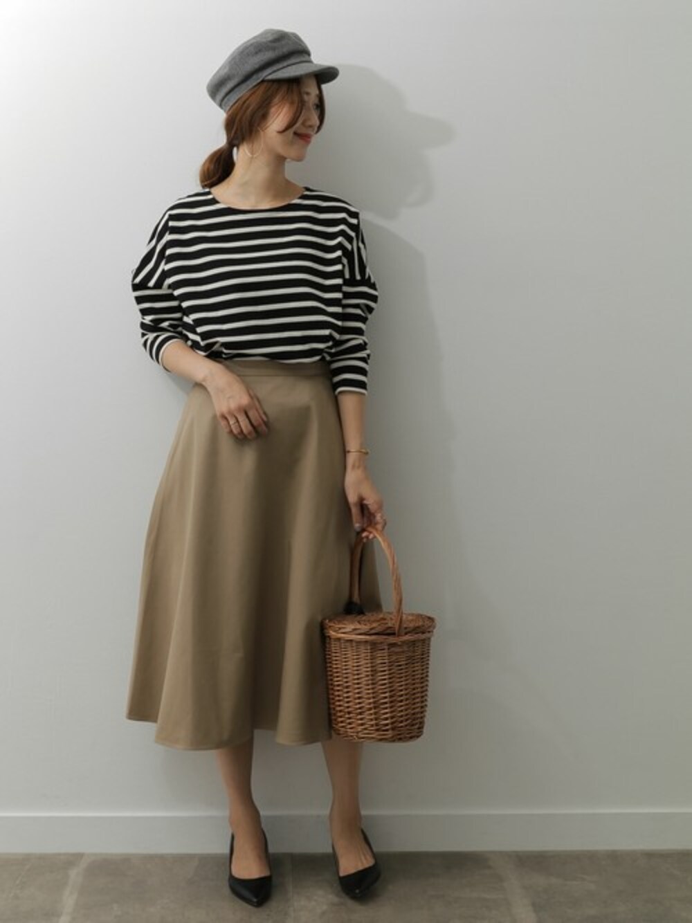 ベージュ系のスカート、その他のその他を着用したレディースの秋コーディネートの1枚目の写真