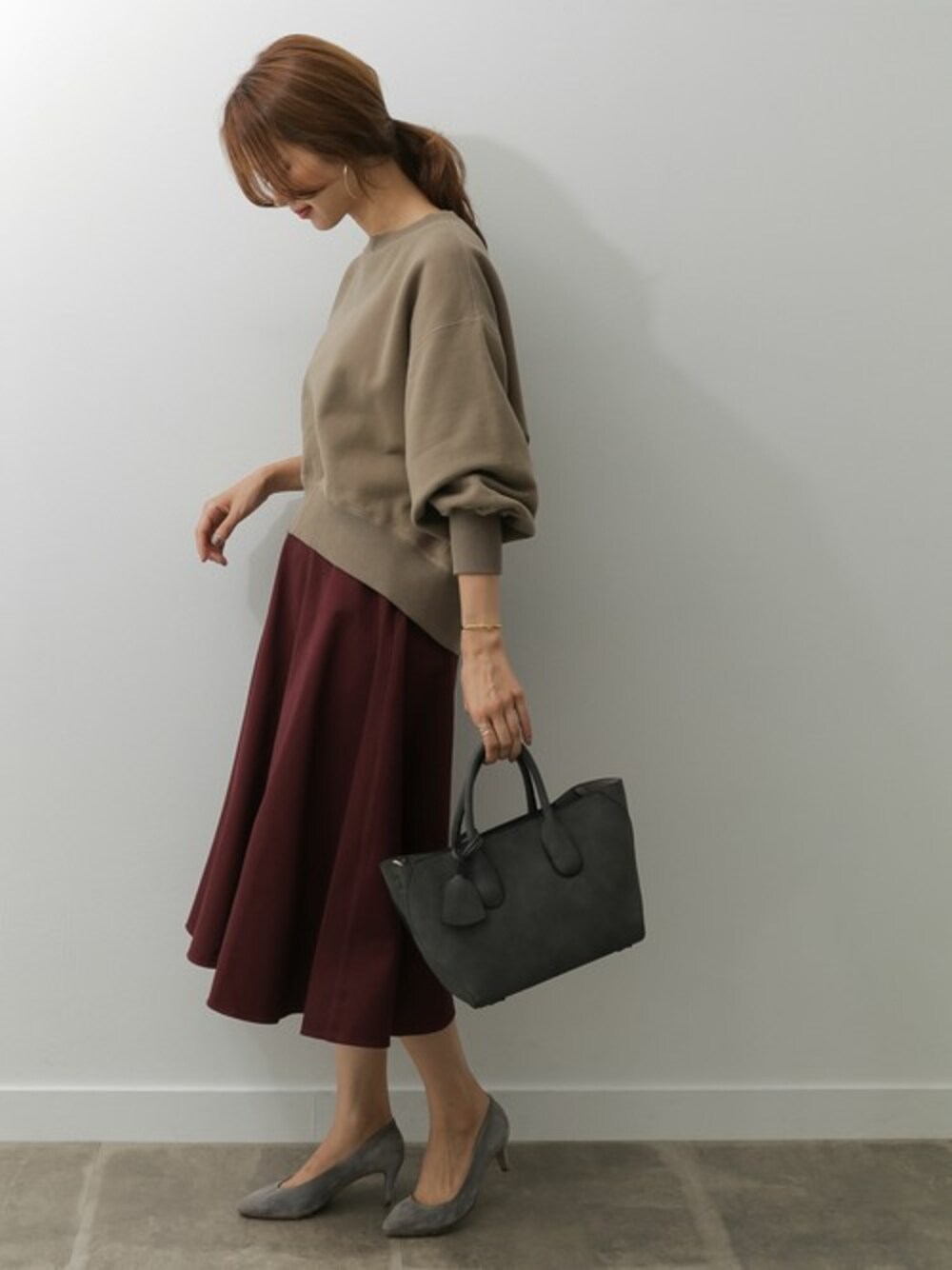 グレー系のTシャツ/カットソー、レッド系のスカート、その他のその他を着用したレディースの秋コーディネートの1枚目の写真