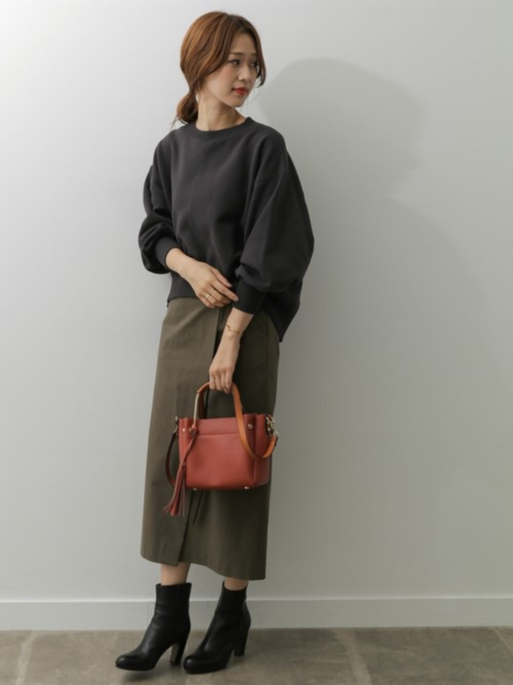 「スウェット、ドルマン、大人カジュアル、ラップスカート、カジュアルコーデ、URBAN RESEARCH DOORS、オトナカジュアル、URBAN RESEARCH DOORS WOMENS、ボリューム袖、UR20th_DOORS」｜「URBAN RESEARCH DOORSのDOORS ボリュームスリーブスウェットPO（Tシャツ/カットソー、グレー系）」を使った、DOORS WOMENSさん（レディース・168cm）の秋コーディネートの1枚目の写真