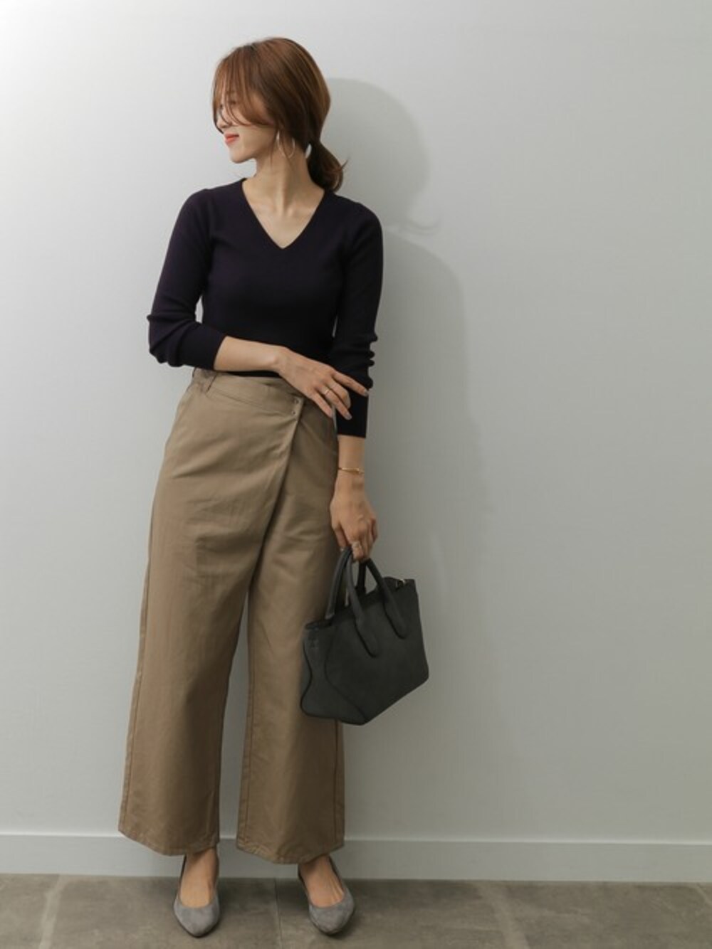 ベージュ系のその他パンツ、ブラック系のニット/セーター、その他のその他を着用したレディースの秋コーディネートの1枚目の写真