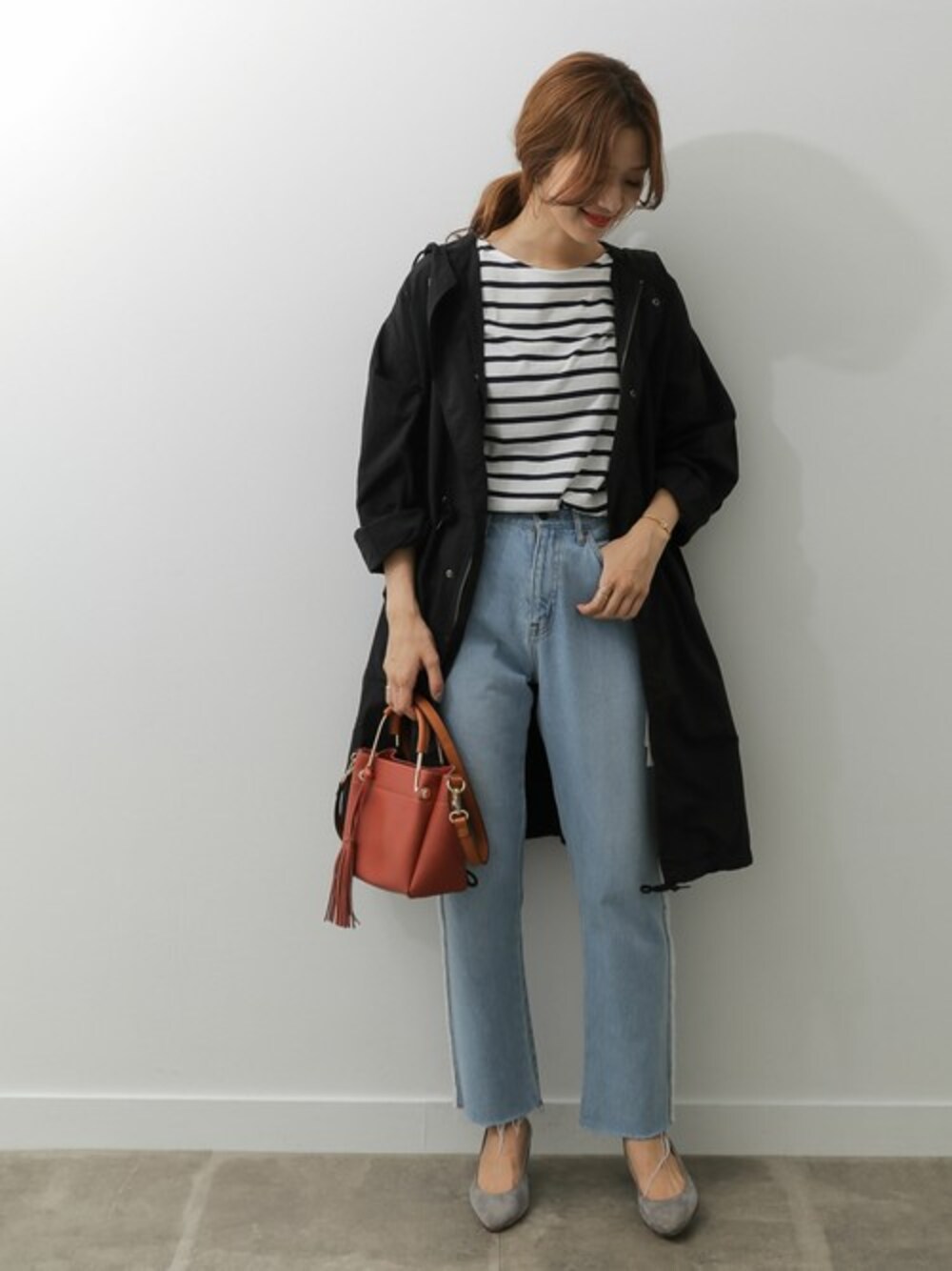 ホワイト系のTシャツ/カットソー、ブルー系のデニムパンツ、ブルー系のモッズコートを着用したレディースの秋コーディネートの1枚目の写真