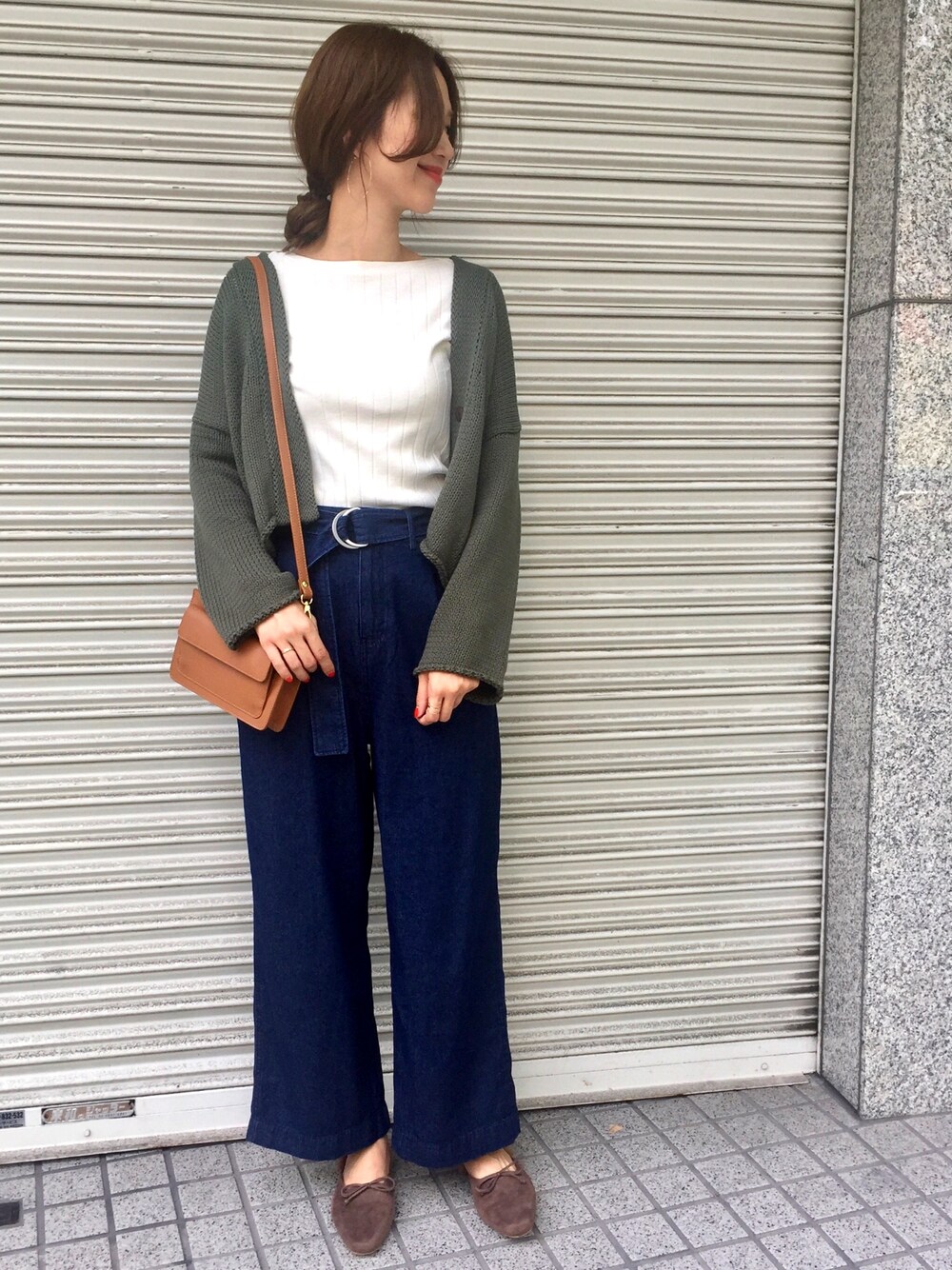 ホワイト系のTシャツ/カットソー、グリーン系のニット/セーター、ブルー系のデニムパンツを着用したレディースの秋コーディネートの1枚目の写真