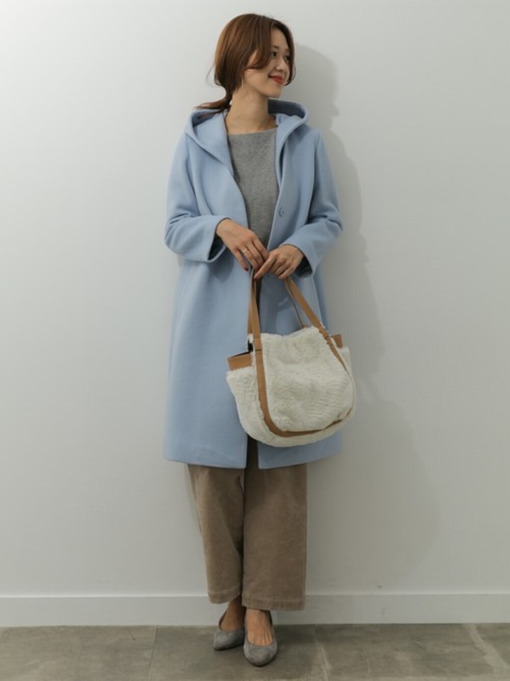 「アウター、ウールコート、ロングコート、大人カジュアル、２ＷＡＹ、ペールトーン、ライトブルー、URBAN RESEARCH DOORS、オトナカジュアル、URBAN RESEARCH DOORS WOMENS」｜「URBAN RESEARCH DOORSのコーデュロイパンツ（その他パンツ、ベージュ系）」を使った、DOORS WOMENSさん（レディース・168cm）の秋コーディネートの1枚目の写真