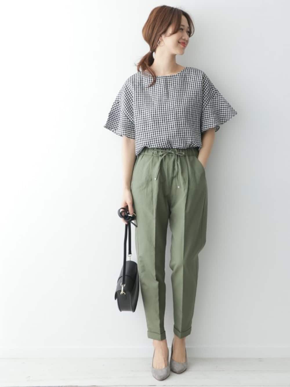 「チェック、テーパードパンツ、大人カジュアル、ギンガムチェック、イージーパンツ、きれいめカジュアル、春コーデ、URBAN RESEARCH DOORS、オトナカジュアル、URBAN RESEARCH DOORS WOMENS」｜「URBAN RESEARCH DOORSのリネンチェックブラウス（シャツ/ブラウス、その他）」を使った、DOORS WOMENSさん（レディース・168cm）の春コーディネートの1枚目の写真