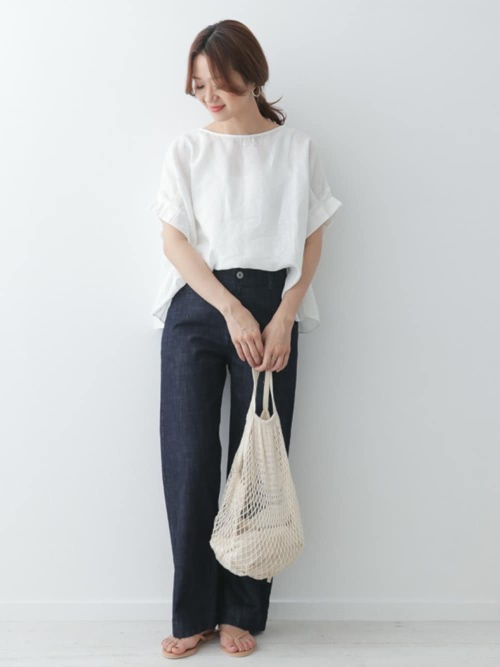 「シンプル、大人カジュアル、リネン、リラックススタイル、URBAN RESEARCH DOORS、ビーサン、オトナカジュアル、袖フリル、ワイドデニム、URBAN RESEARCH DOORS WOMENS」｜「URBAN RESEARCH DOORSのタックカフスブラウス（シャツ/ブラウス、ホワイト系）」を使った、DOORS WOMENSさん（レディース・168cm）の夏コーディネートの1枚目の写真