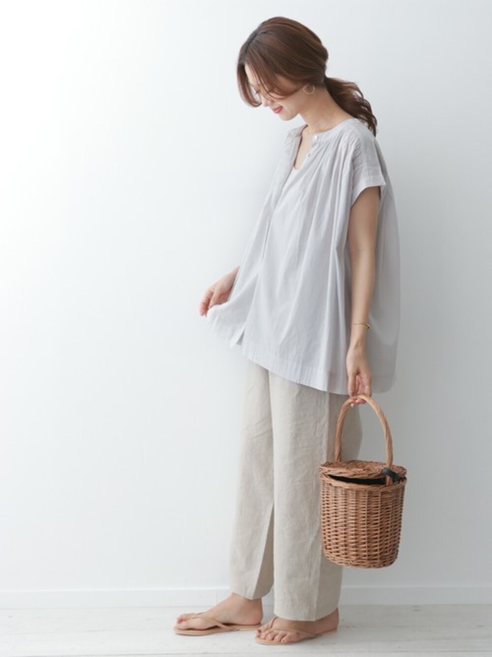 「ブラウス、カジュアル、ワントーンコーデ、ワイドパンツ、サンダル、イージーパンツ、リラックススタイル、夏コーデ、URBAN RESEARCH DOORS、URBAN RESEARCH DOORS WOMENS」｜「URBAN RESEARCH DOORSのコットンボイルギャザーブラウス（シャツ/ブラウス、グレー系）」を使った、DOORS WOMENSさん（レディース・168cm）の夏コーディネートの1枚目の写真