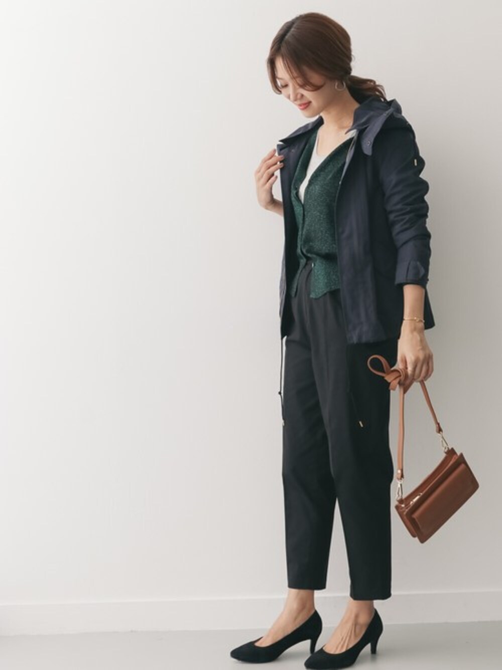 「カーディガン、ニット、アウター、モッズコート、パンプス、大人カジュアル、ラメ、きれいめカジュアル、URBAN RESEARCH DOORS、URBAN RESEARCH DOORS WOMENS」｜「URBAN RESEARCH DOORSのラメKNITカーディガン（ニット/セーター、グリーン系）」を使った、DOORS WOMENSさん（レディース・168cm）の夏コーディネートの1枚目の写真