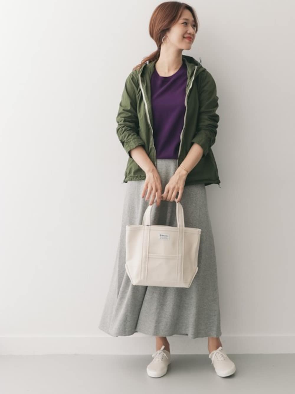 「スニーカー、トートバッグ、スカート、カジュアル、パーカー、ロングスカート、orcival、URBAN RESEARCH DOORS、Moonstar、URBAN RESEARCH DOORS WOMENS」｜「URBAN RESEARCH DOORSのカラージップパーカー（マウンテンパーカー、イエロー系）」を使った、DOORS WOMENSさん（レディース・168cm）の夏コーディネートの1枚目の写真