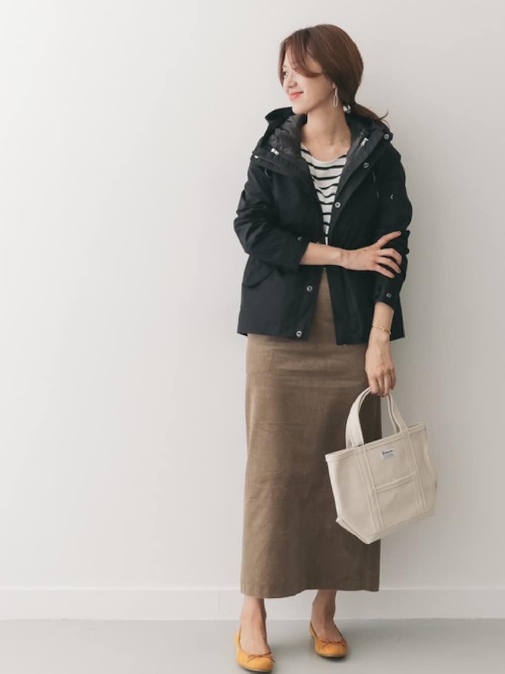 「トートバッグ、パンプス、コーデュロイ、スカート、マウンテンパーカー、ボーダー、大人カジュアル、orcival、URBAN RESEARCH DOORS、URBAN RESEARCH DOORS WOMENS」｜「URBAN RESEARCH DOORSのダウンライナーマウンテンパーカー（マウンテンパーカー、ブラック系）」を使った、DOORS WOMENSさん（レディース・168cm）の夏コーディネートの1枚目の写真
