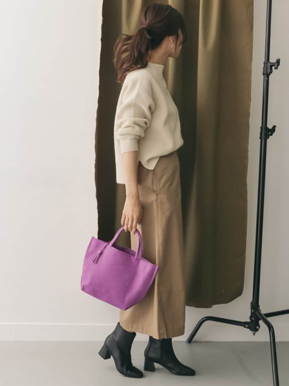 「ニット、スカート、ショートブーツ、大人カジュアル、ロングスカート、きれいめカジュアル、ボトルネック、レザーバッグ、URBAN RESEARCH DOORS、URBAN RESEARCH DOORS WOMENS」｜「URBAN RESEARCH DOORSのハミルトンウール畦ボトルネックニット（ニット/セーター、ホワイト系）」を使った、DOORS WOMENSさん（レディース・168cm）の秋コーディネートの1枚目の写真
