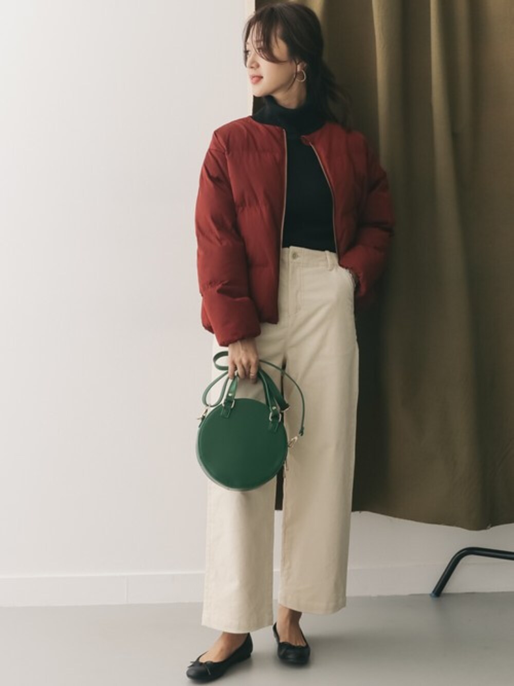 「ブルゾン、アウター、パンプス、コーデュロイ、タートルネック、大人カジュアル、コーデュロイパンツ、ワイドパンツ、URBAN RESEARCH DOORS、URBAN RESEARCH DOORS WOMENS」｜「URBAN RESEARCH DOORSのカラーショート中綿ブルゾン（ブルゾン、レッド系）」を使った、DOORS WOMENSさん（レディース・168cm）の秋コーディネートの1枚目の写真