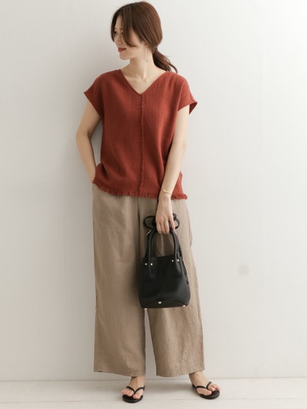 「フリンジ、ワイドパンツ、リネン、旅行、リラックススタイル、夏コーデ、ブラウンコーデ、URBAN RESEARCH DOORS、トングサンダル、URBAN RESEARCH DOORS WOMENS」｜「URBAN RESEARCH DOORSのハードマンズリネンイージーパンツ（その他パンツ、グレー系）」を使った、DOORS WOMENSさん（レディース・168cm）の春コーディネートの1枚目の写真
