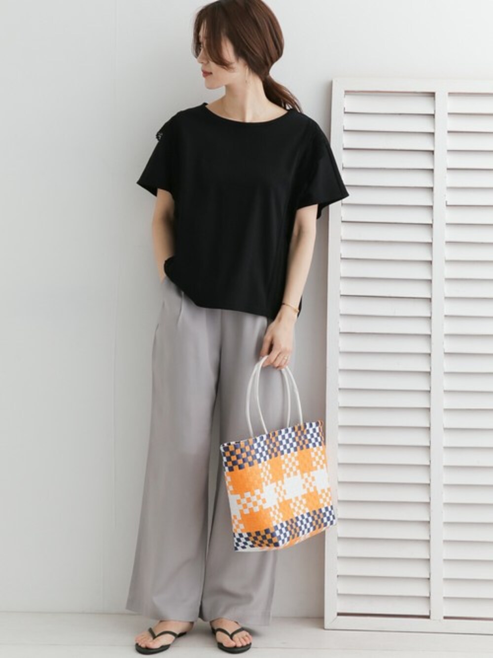 「カジュアル、Tシャツ、レース、ワイドパンツ、サンダル、イージーパンツ、かごバッグ、夏コーデ、URBAN RESEARCH DOORS、URBAN RESEARCH DOORS WOMENS」｜「URBAN RESEARCH DOORSのサイドレースプルオーバー（Tシャツ/カットソー、ブラック系）」を使った、DOORS WOMENSさん（レディース・168cm）の春コーディネートの1枚目の写真