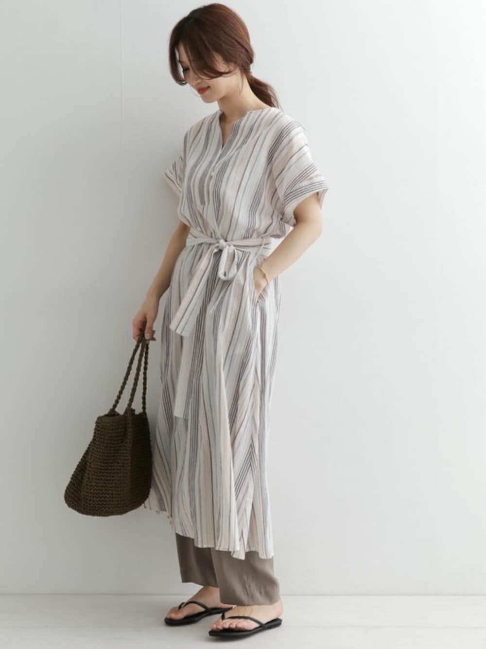 「ワンピース、ストライプ、大人カジュアル、休日スタイル、リラックススタイル、ベージュコーデ、夏コーデ、URBAN RESEARCH DOORS、トングサンダル、URBAN RESEARCH DOORS WOMENS」｜「URBAN RESEARCH DOORSのボイルランダムストライプマキシワンピース（ワンピース、ベージュ系）」を使った、DOORS WOMENSさん（レディース・168cm）の春コーディネートの1枚目の写真