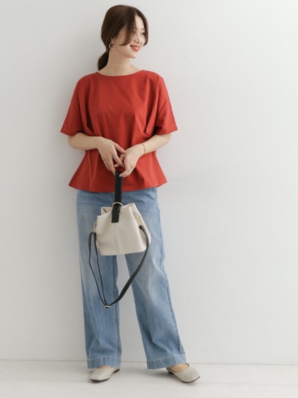 「デニム、パンプス、カジュアル、オレンジ、お出かけコーデ、ショッピング、URBAN RESEARCH DOORS、ＧＷ、URBAN RESEARCH DOORS WOMENS」｜「URBAN RESEARCH DOORSのドルマンサイドタックプルオーバー（Tシャツ/カットソー、レッド系）」を使った、DOORS WOMENSさん（レディース・168cm）の春コーディネートの1枚目の写真