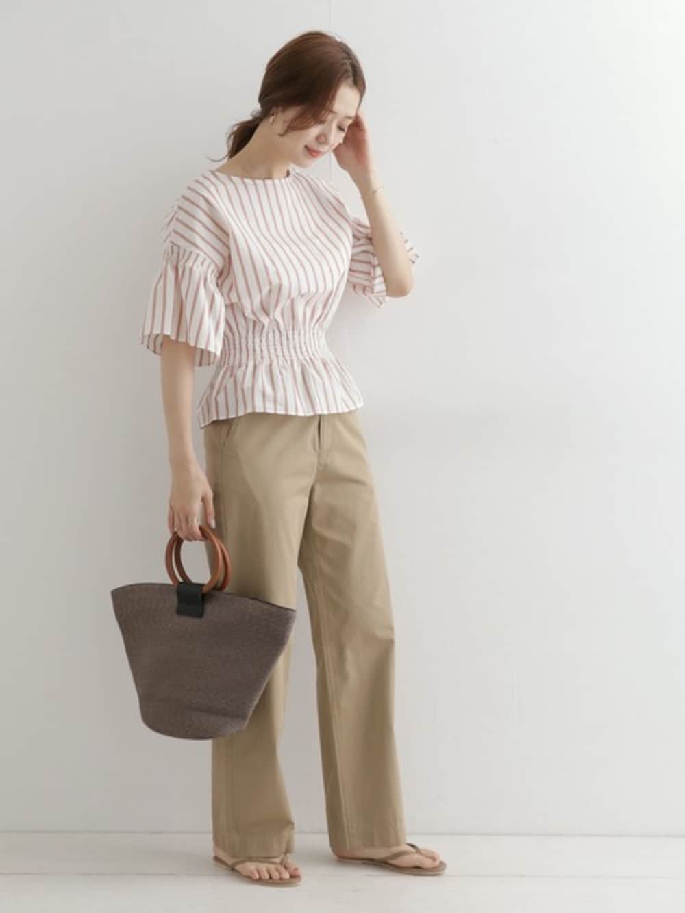 「ブラウス、ベージュ、ストライプ、大人カジュアル、ワイドパンツ、きれいめカジュアル、URBAN RESEARCH DOORS、シャーリング、トングサンダル、URBAN RESEARCH DOORS WOMENS」｜「URBAN RESEARCH DOORSのシャーリングストライプブラウス（シャツ/ブラウス、イエロー系）」を使った、DOORS WOMENSさん（レディース・168cm）の春コーディネートの1枚目の写真