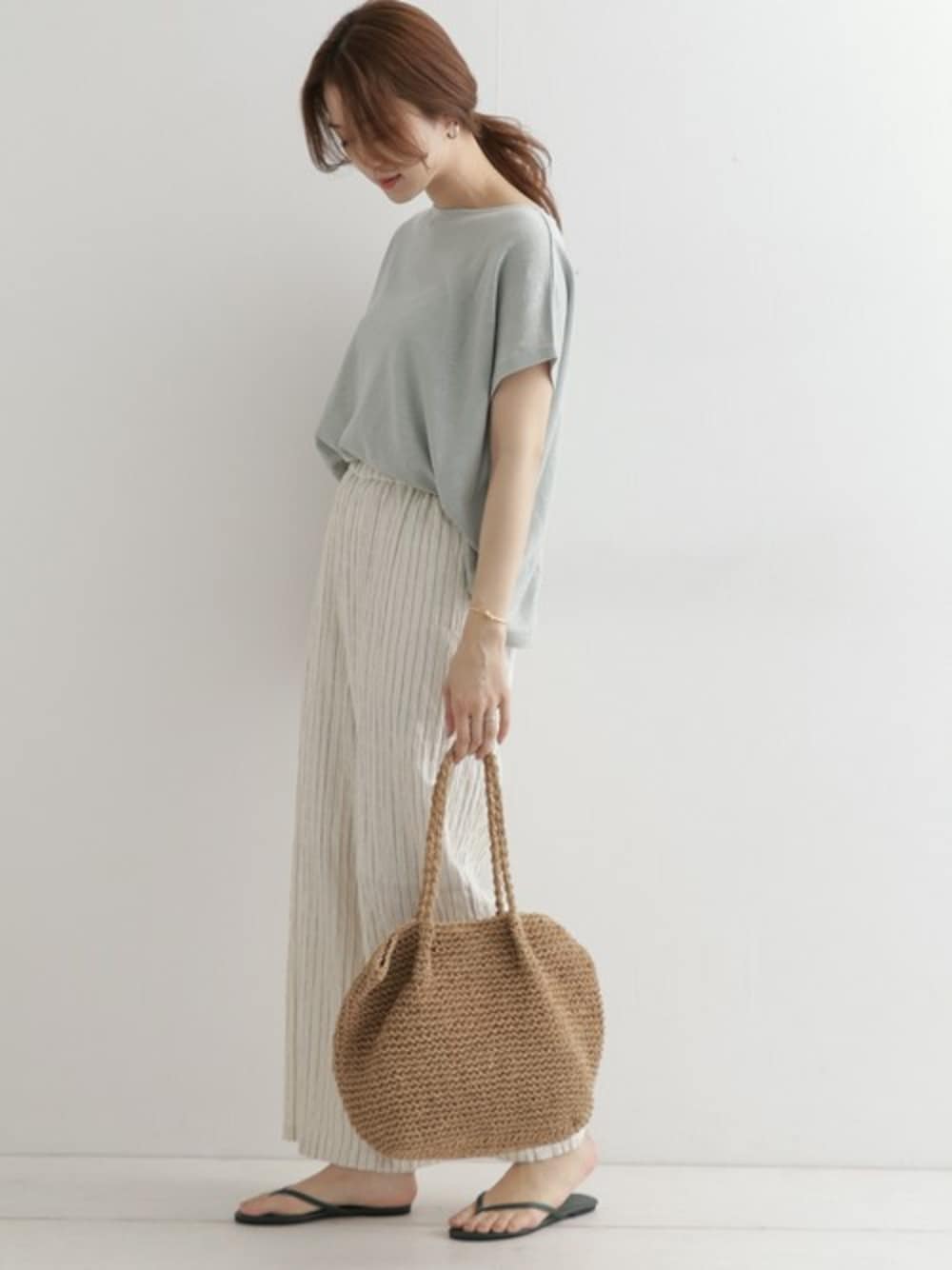 「ストライプ、大人カジュアル、ミントグリーン、リネン、イージーパンツ、リラックススタイル、URBAN RESEARCH DOORS、トングサンダル、URBAN RESEARCH DOORS WOMENS」｜「URBAN RESEARCH DOORSのリネンコットンワイドカットソー（Tシャツ/カットソー、グリーン系）」を使った、DOORS WOMENSさん（レディース・168cm）の春コーディネートの1枚目の写真