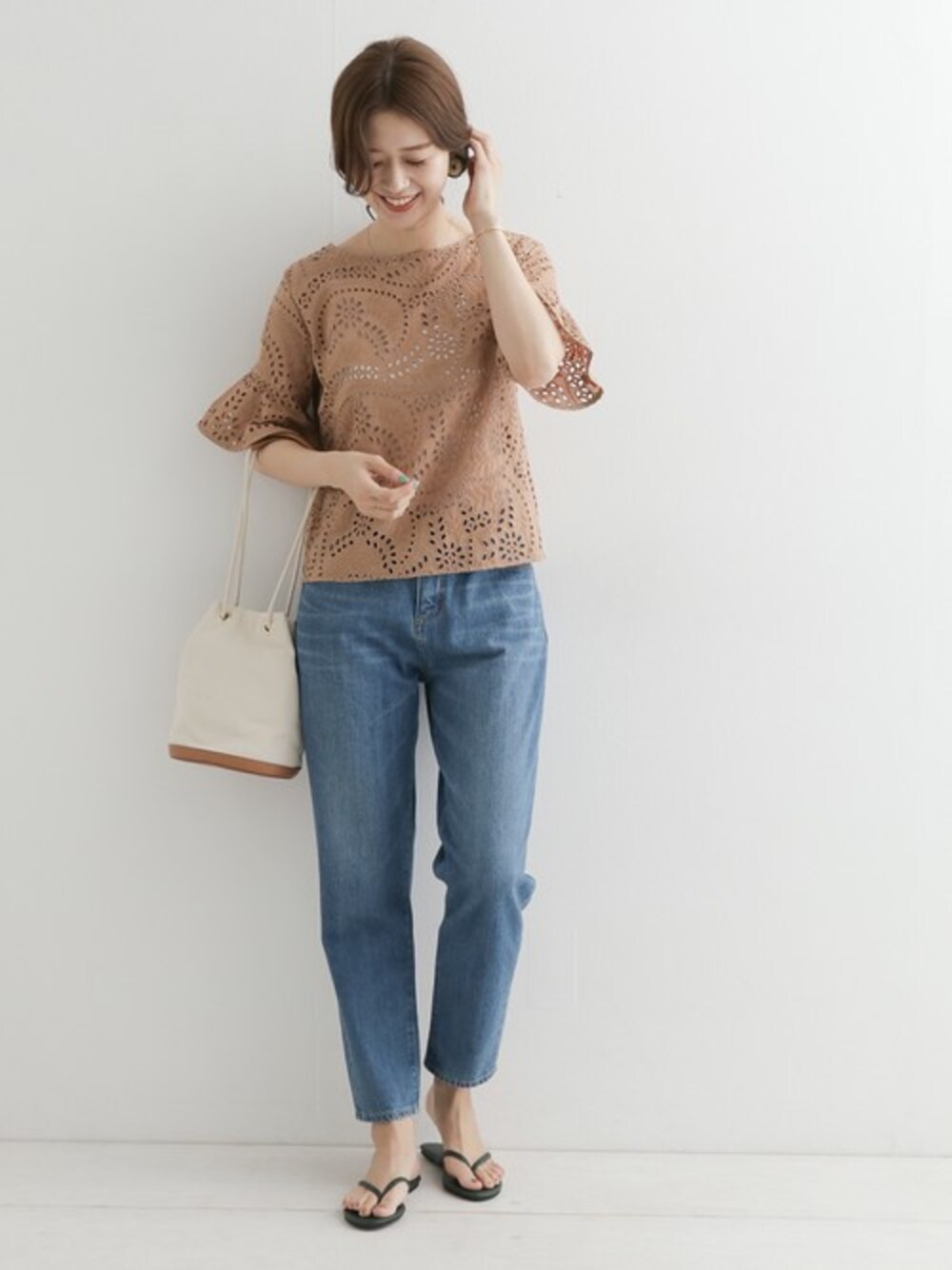 「デニム、ブラウス、カジュアル、ショルダーバッグ、刺繍、大人カジュアル、サンダル、URBAN RESEARCH DOORS、ビーチサンダル、URBAN RESEARCH DOORS WOMENS」｜「URBAN RESEARCH DOORSのアイレット刺繍2wayブラウス（シャツ/ブラウス、ベージュ系）」を使った、DOORS WOMENSさん（レディース・168cm）の夏コーディネートの1枚目の写真