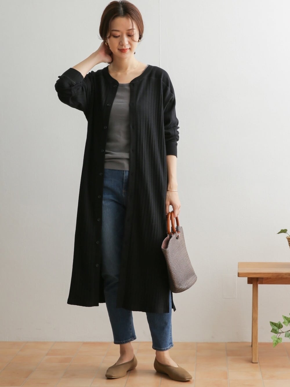 「カーディガン、オトナカジュアル、ママコーデ、休日スタイル、URBAN RESEARCH DOORS、URBAN RESEARCH DOORS WOMENS、デニム、パンツスタイル、レイヤードスタイル」｜「URBAN RESEARCH DOORSのロングカットソーカーディガン（カーディガン/ボレロ、ブラック系）」を使った、DOORS WOMENSさん（レディース・168cm）の冬コーディネートの1枚目の写真