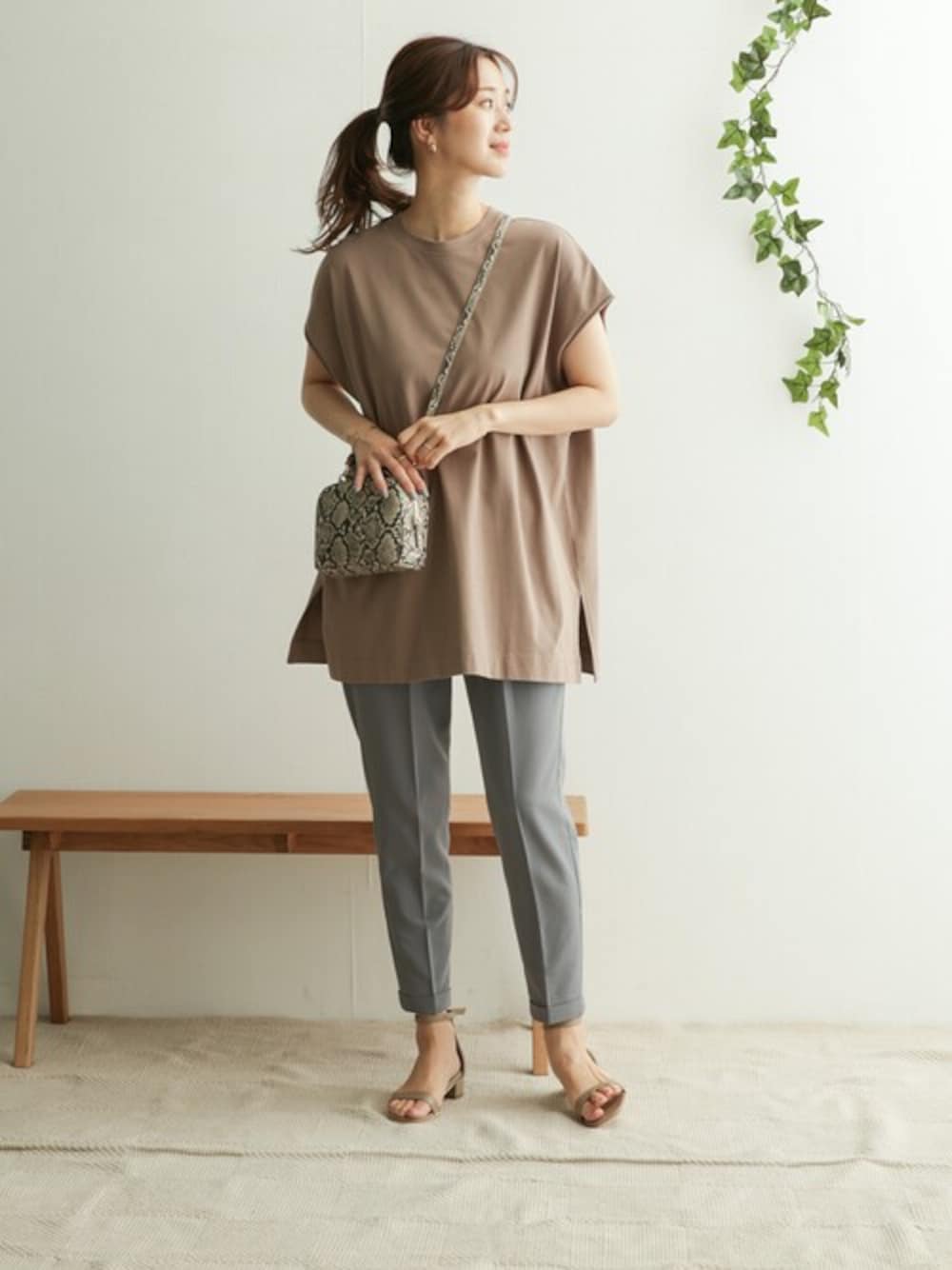 「テーパードパンツ、ショルダーバッグ、Tシャツ、大人カジュアル、サンダル、イージーパンツ、きれいめカジュアル、パンツスタイル、夏コーデ、ママコーデ」｜「URBAN RESEARCH DOORSの【WEB限定】ワイドチュニックプルオーバー（Tシャツ/カットソー、ベージュ系）」を使った、DOORS WOMENSさん（レディース・168cm）の夏コーディネートの1枚目の写真