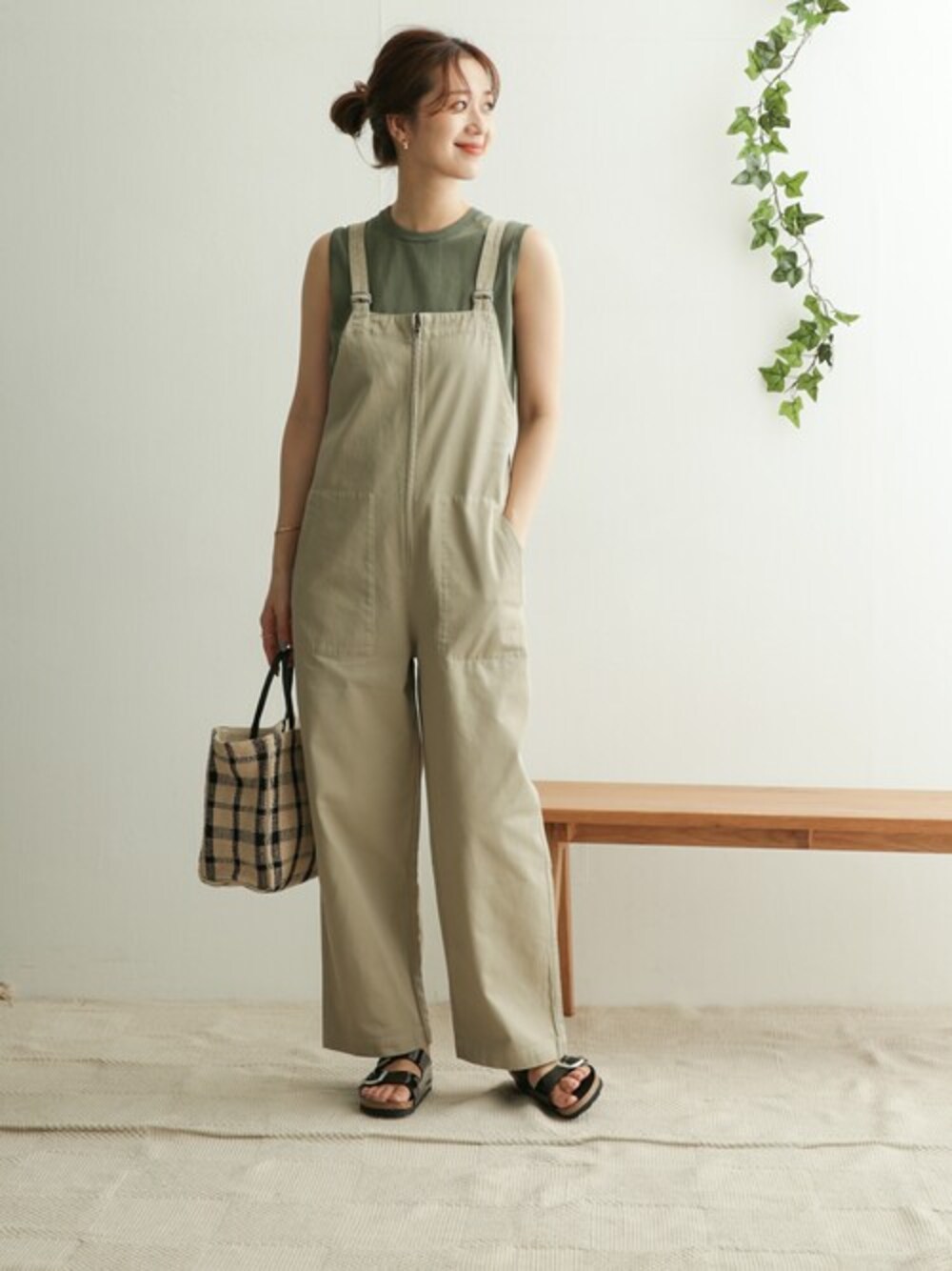 「サロペット、大人カジュアル、休日スタイル、birkenstock、リラックススタイル、ノースリーブ、カジュアルコーデ、ママコーデ、URBAN RESEARCH DOORS、URBAN RESEARCH DOORS WOMENS」｜「URBAN RESEARCH DOORSのハイツイストコットンノースリーブニット（ニット/セーター、グリーン系）」を使った、DOORS WOMENSさん（レディース・168cm）の夏コーディネートの1枚目の写真