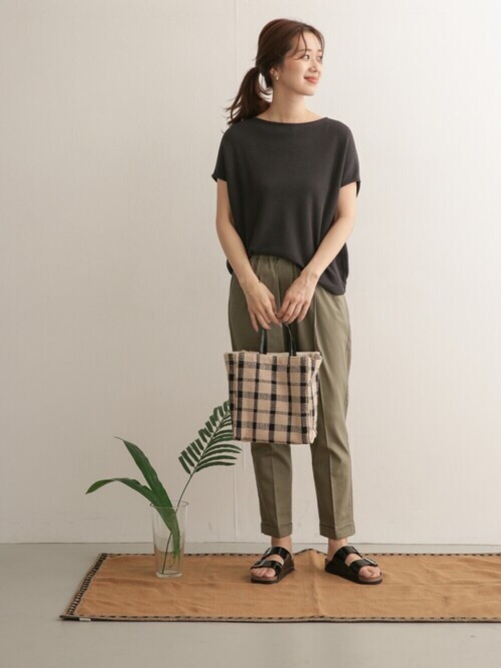 「Tシャツ、大人カジュアル、birkenstock、イージーパンツ、きれいめカジュアル、パンツスタイル、カジュアルコーデ、ママコーデ、URBAN RESEARCH DOORS、URBAN RESEARCH DOORS WOMENS」｜「URBAN RESEARCH DOORSのリネンコットンワイドカットソー（Tシャツ/カットソー、グレー系）」を使った、DOORS WOMENSさん（レディース・168cm）の夏コーディネートの1枚目の写真