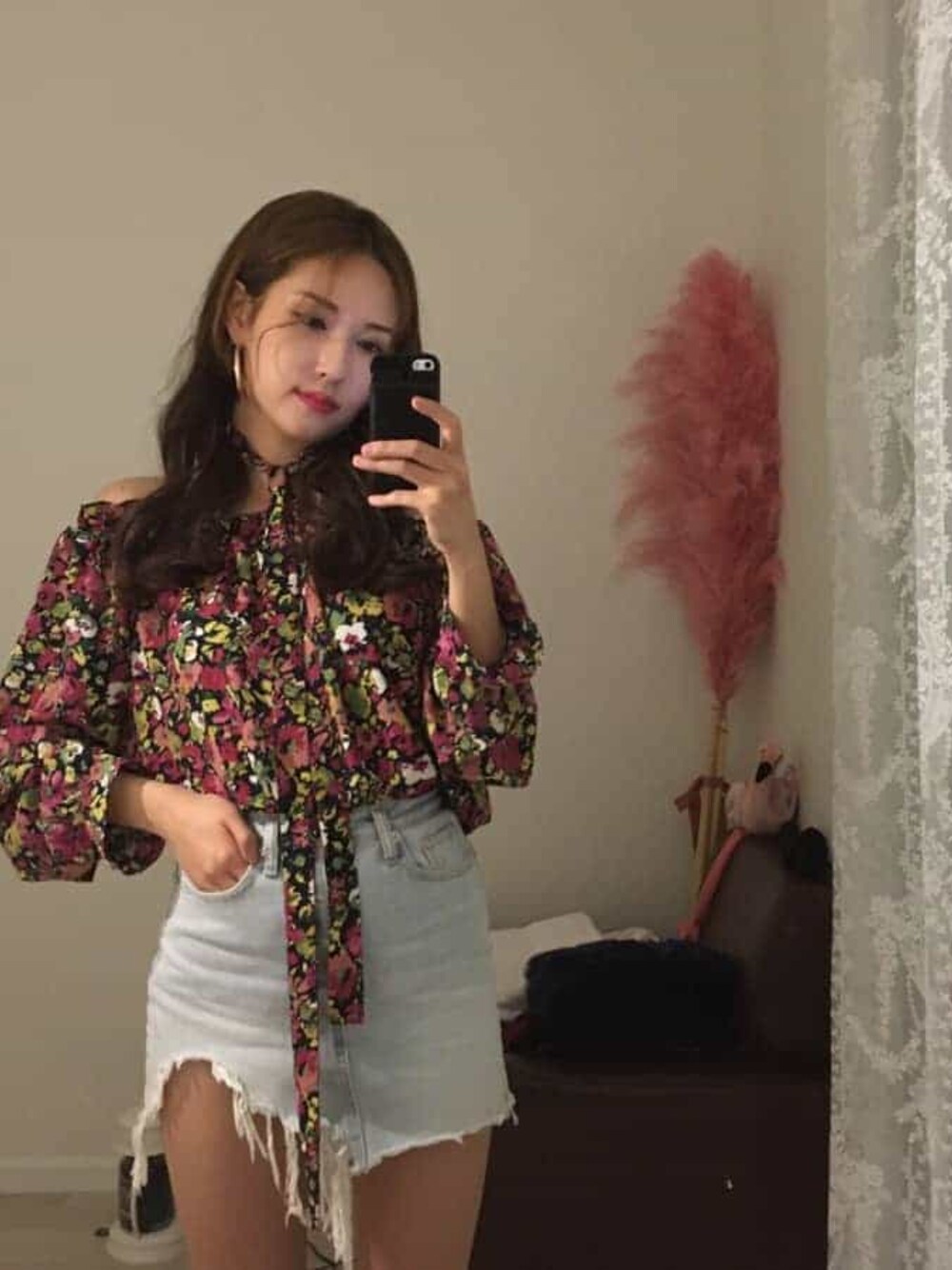 ブラウン系のウィッグを着用したレディースの冬コーディネートの1枚目の写真