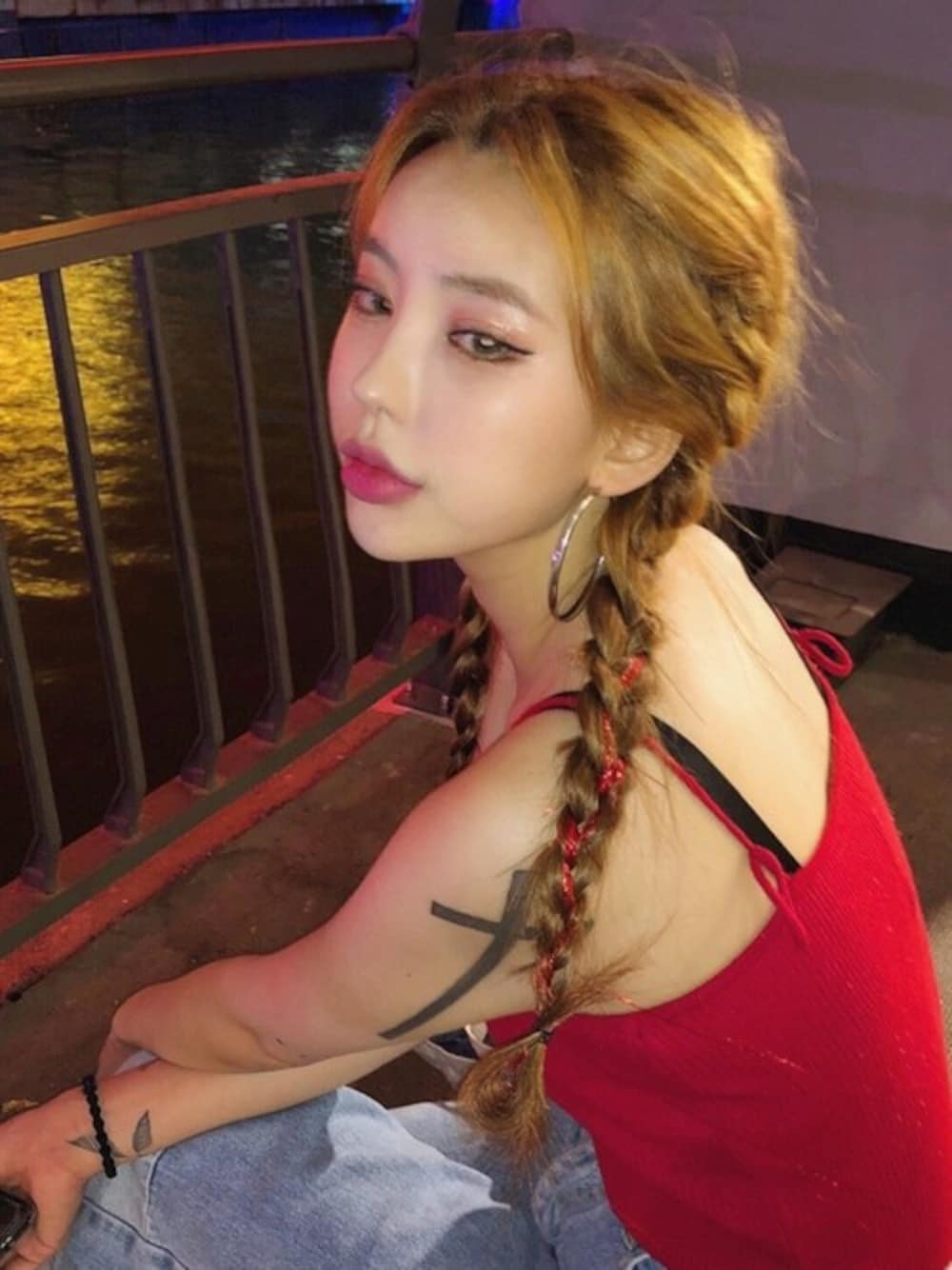 グリーン系のウィッグを着用したレディースの夏コーディネートの1枚目の写真