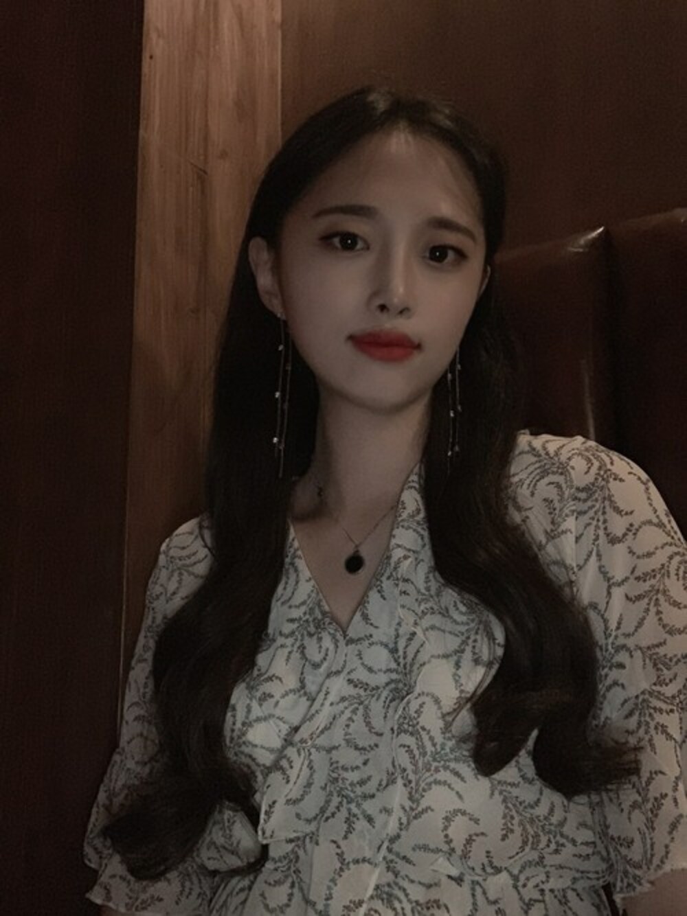 ブラウン系のウィッグを着用したレディースの秋コーディネートの1枚目の写真