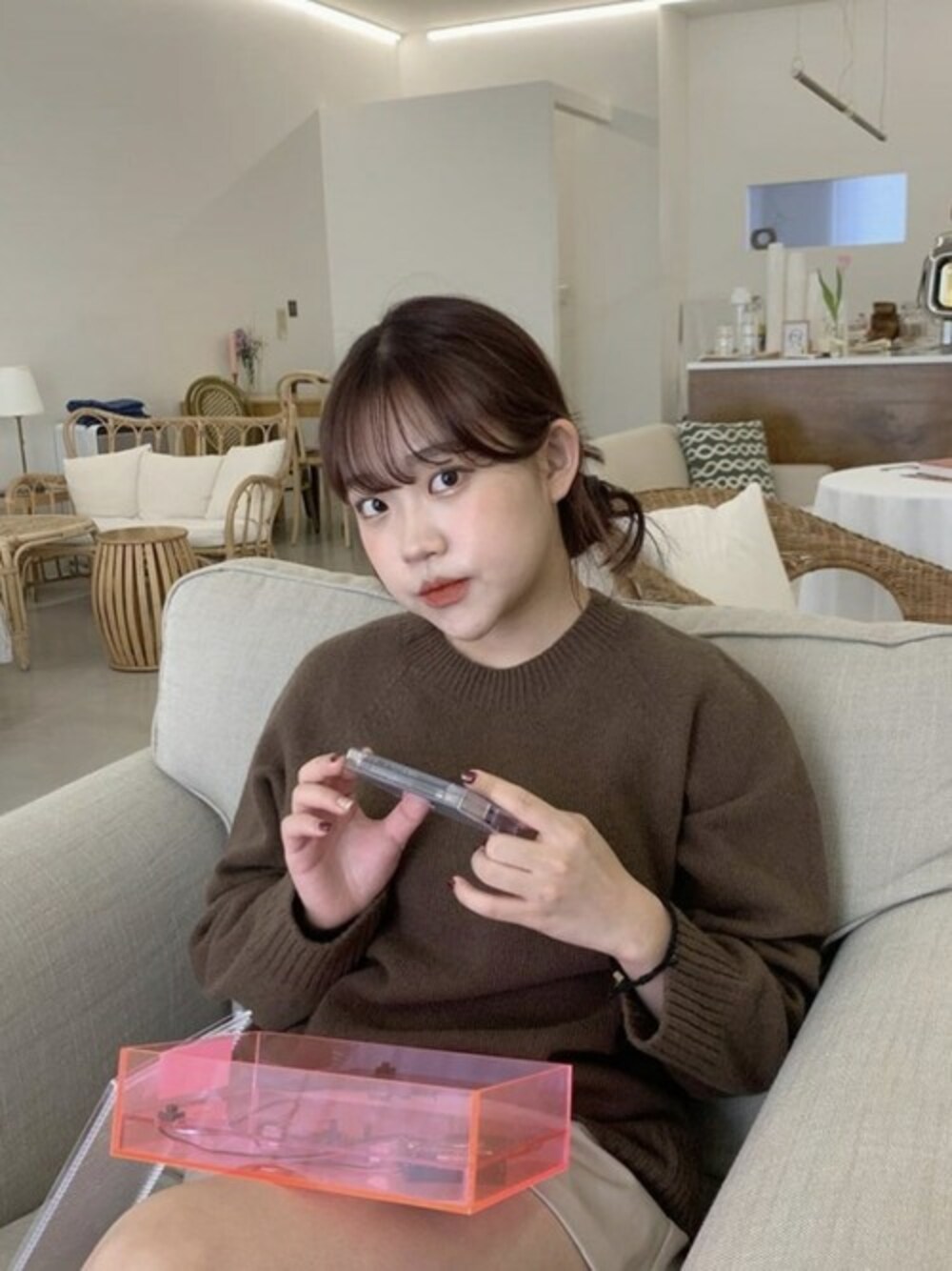 ピンク系の口紅/リップティント/グロスを着用したレディースの冬コーディネートの1枚目の写真