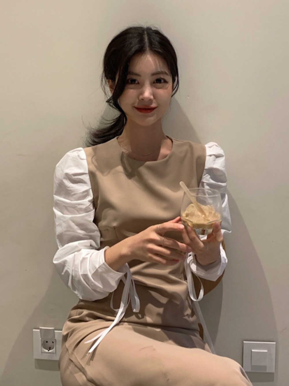 オレンジ系の口紅/リップティント/グロスを着用したレディースの夏コーディネートの1枚目の写真