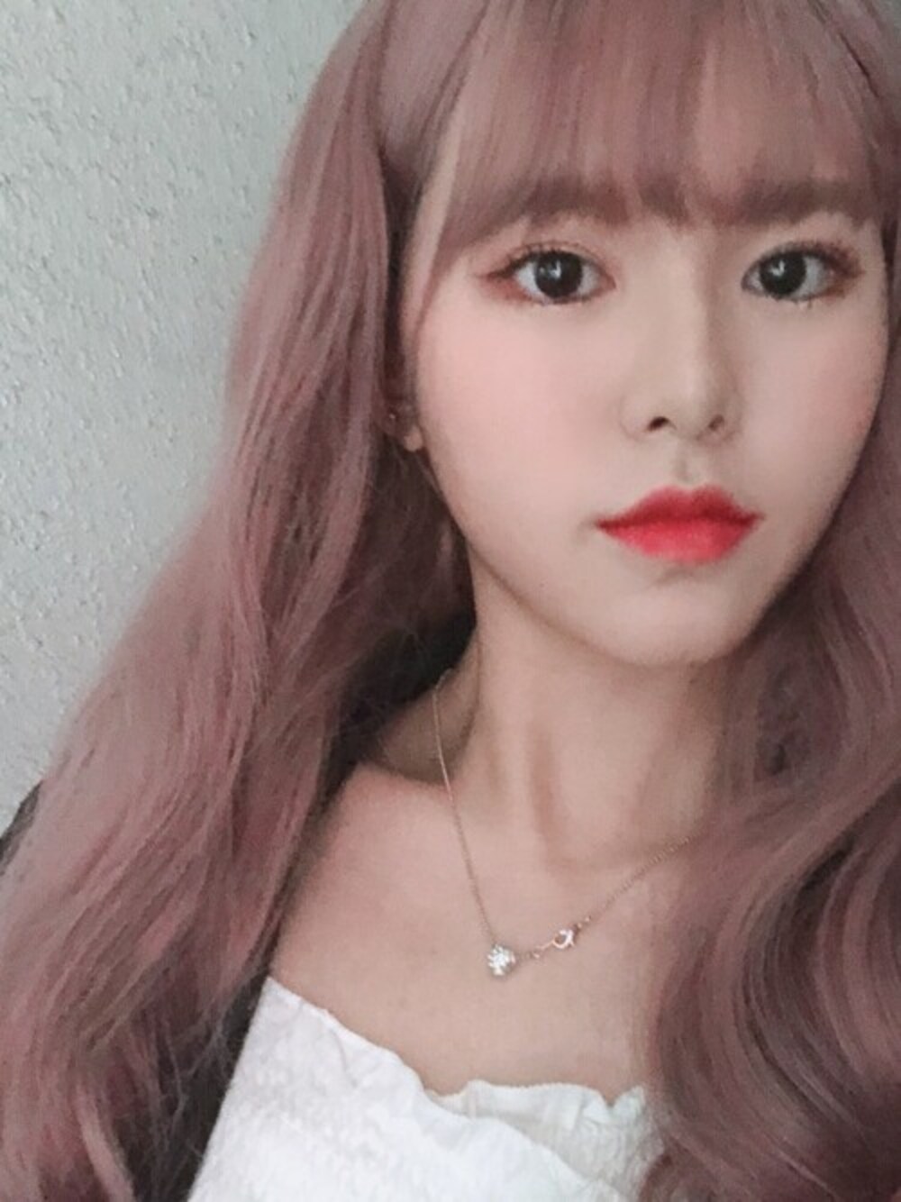 ブラウン系のウィッグを着用したレディースの秋コーディネートの1枚目の写真