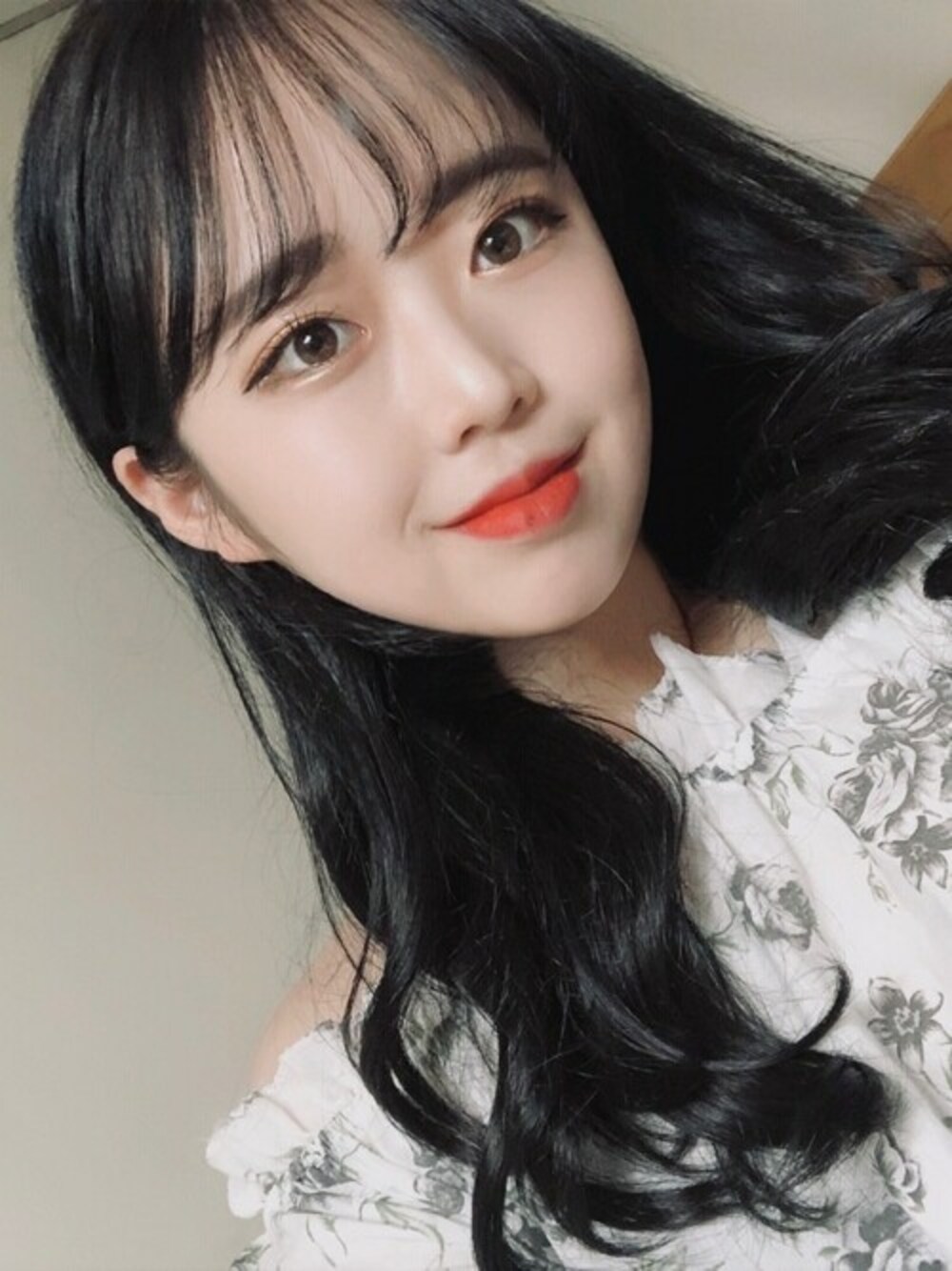 ブラウン系のウィッグを着用したレディースの冬コーディネートの1枚目の写真