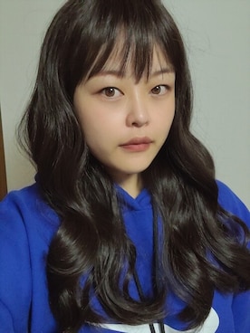 「FLAG by ALEXIA STAM（フラッグバイアリシアスタン）のフルウィッグ）エアパーマクララ ロングウェーブ (モースト素材)（ウィッグ）」を使った、ピンクエイジさん（レディース・160cm）の秋コーディネート