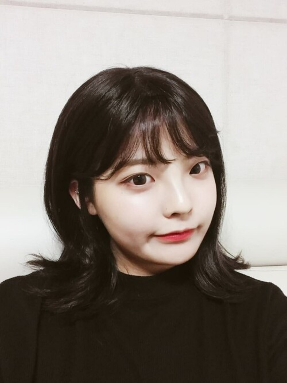 ブラウン系のウィッグを着用したレディースの秋コーディネートの1枚目の写真