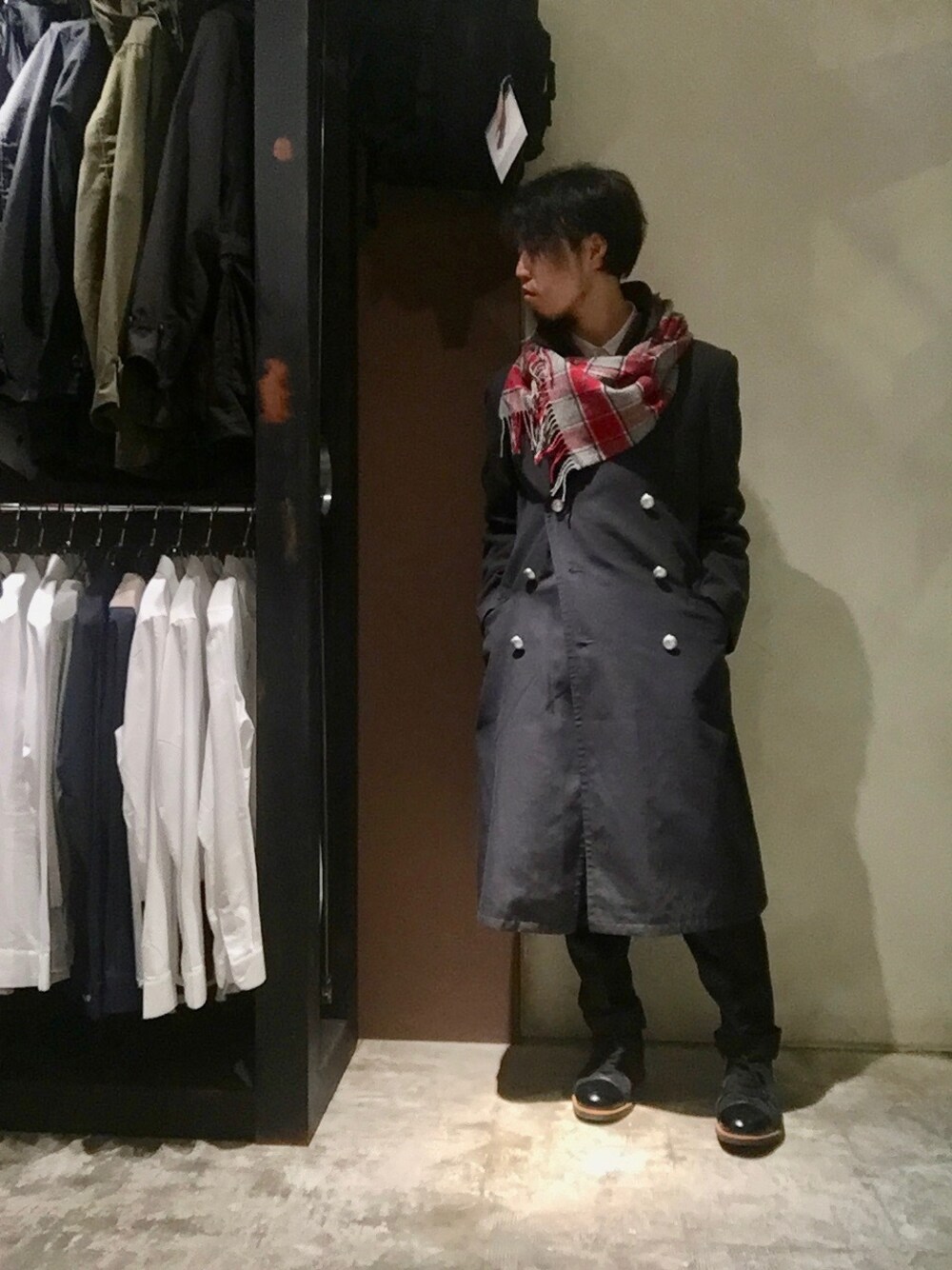 グレー系のピーコート、ブラック系のドレスシューズを着用したメンズの冬コーディネートの1枚目の写真