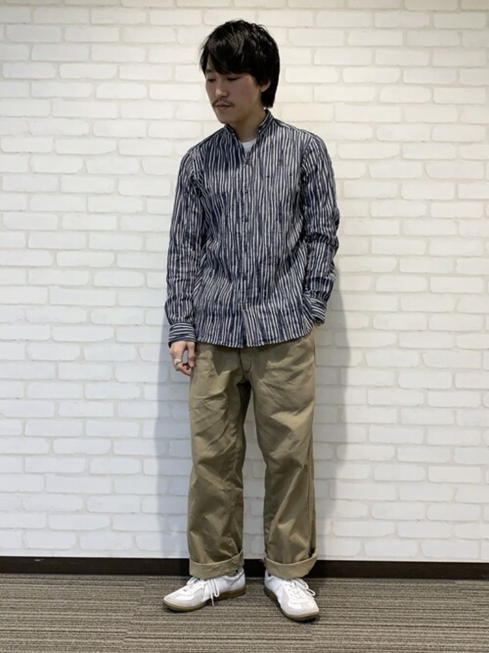 ブルー系のシャツ/ブラウス、ホワイト系のTシャツ/カットソーを着用したメンズの春コーディネートの1枚目の写真