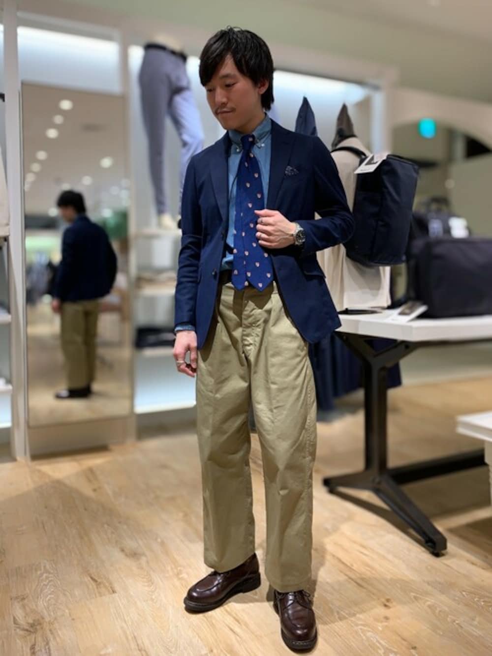 ブルー系のテーラードジャケット、ベージュ系のその他パンツを着用したメンズの春コーディネートの1枚目の写真