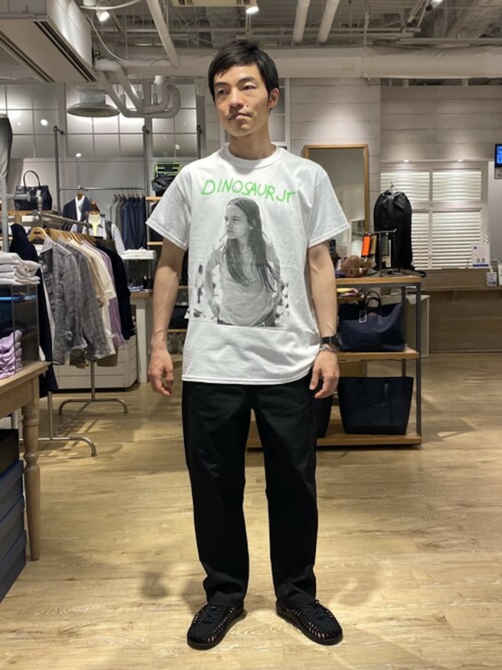 ホワイト系のTシャツ/カットソー、ブラック系のその他パンツを着用したメンズの春コーディネートの1枚目の写真