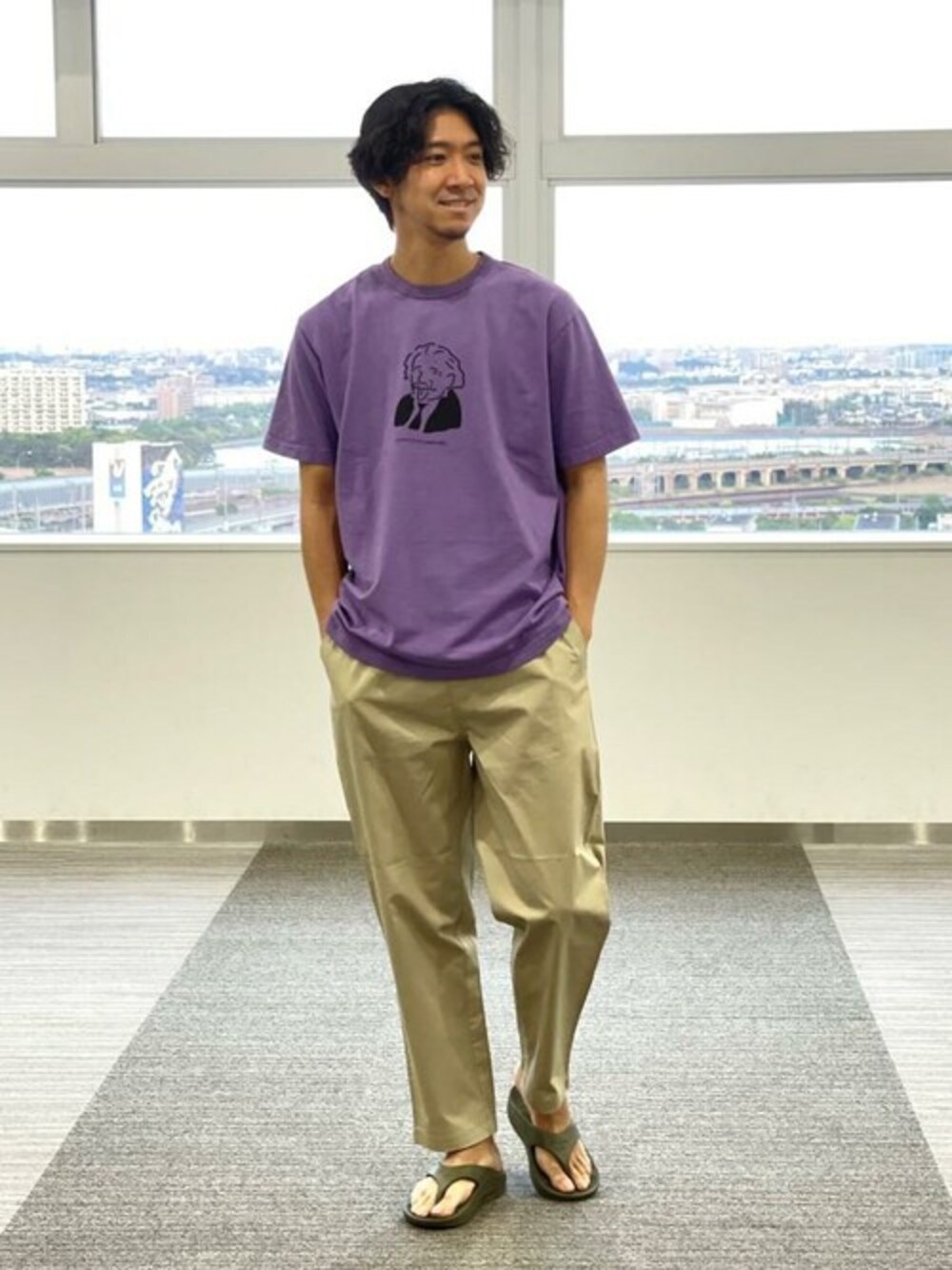 パープル系のTシャツ/カットソー、ベージュ系のその他パンツ、グリーン系のサンダルを着用したメンズの春コーディネートの1枚目の写真