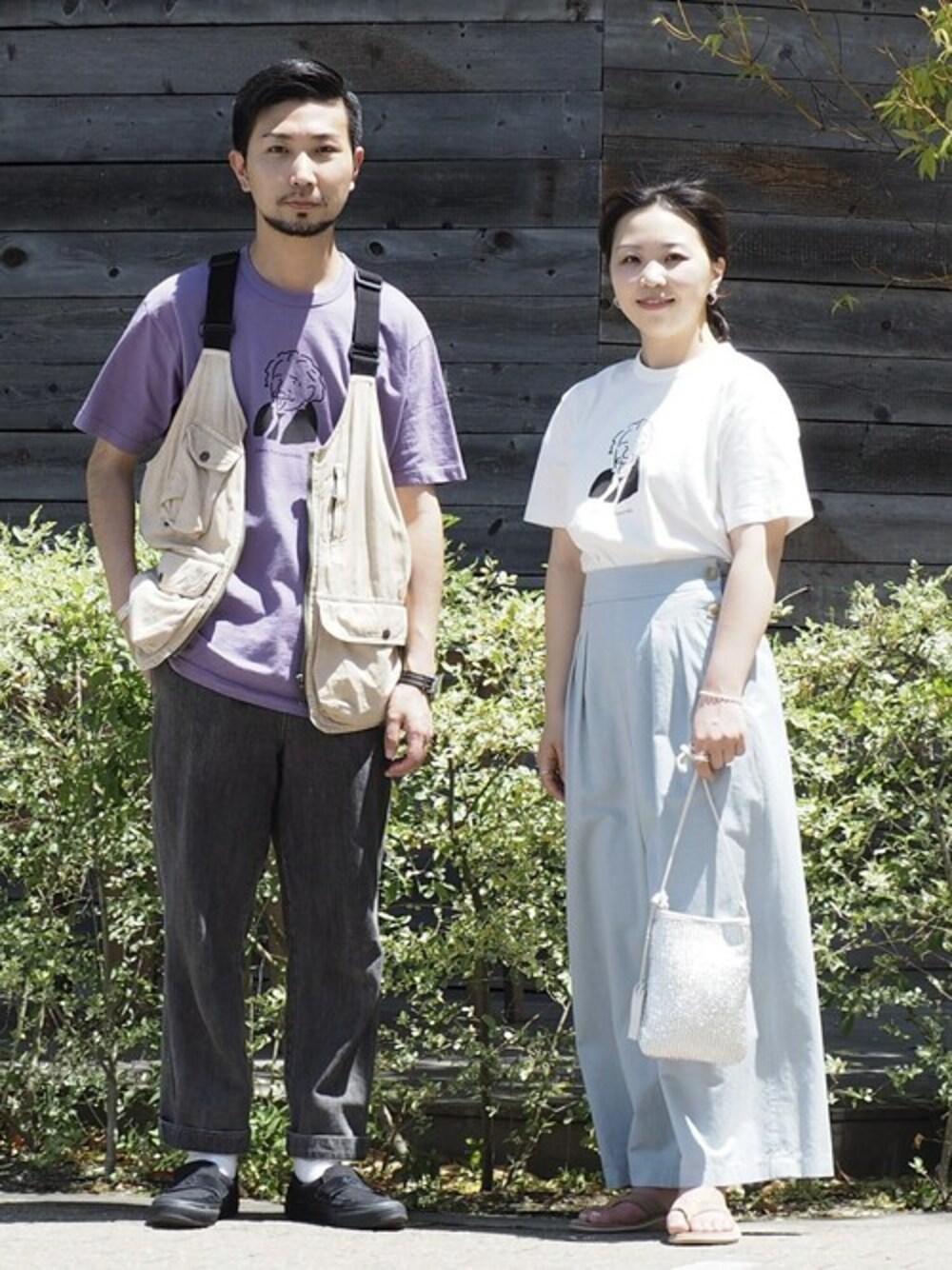 パープル系のTシャツ/カットソー、ホワイト系のTシャツ/カットソーを着用したメンズの春コーディネートの1枚目の写真